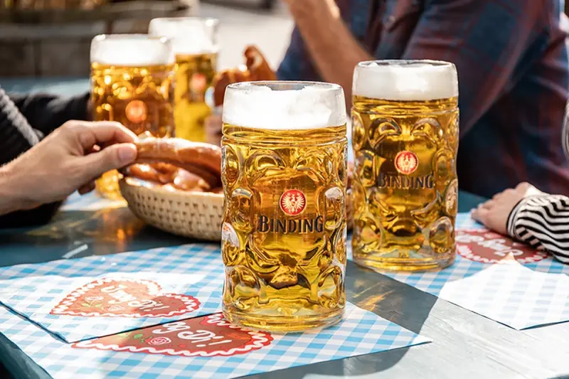Braune Bierflasche mit weiß goldenem Etikett. Darauf der Schriftzug Binding Römer Pils mit weißem Adler auf rundem Kreis.