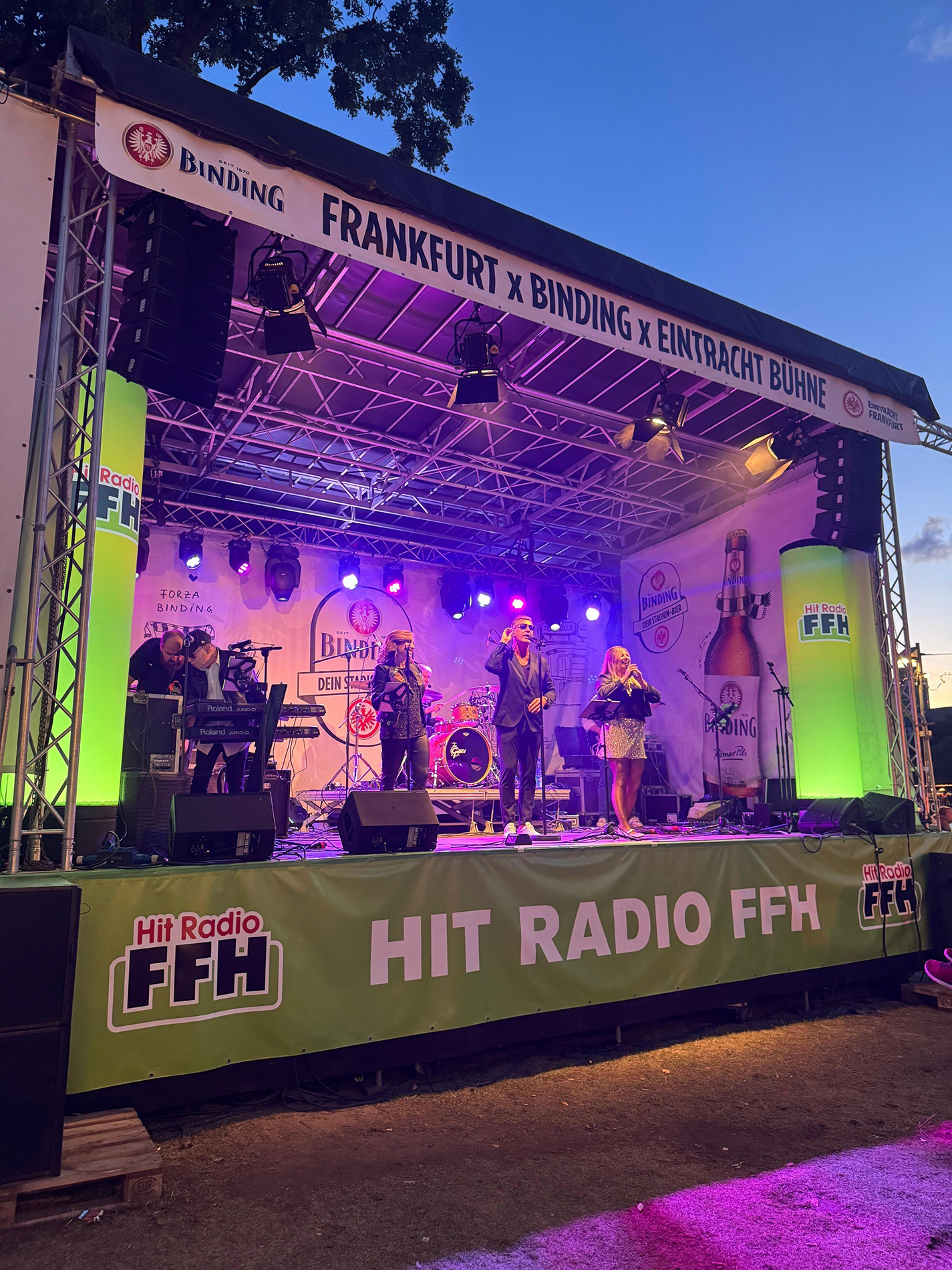 Ein Band gibt ein Konzert auf der Binding-FFH Bühne.