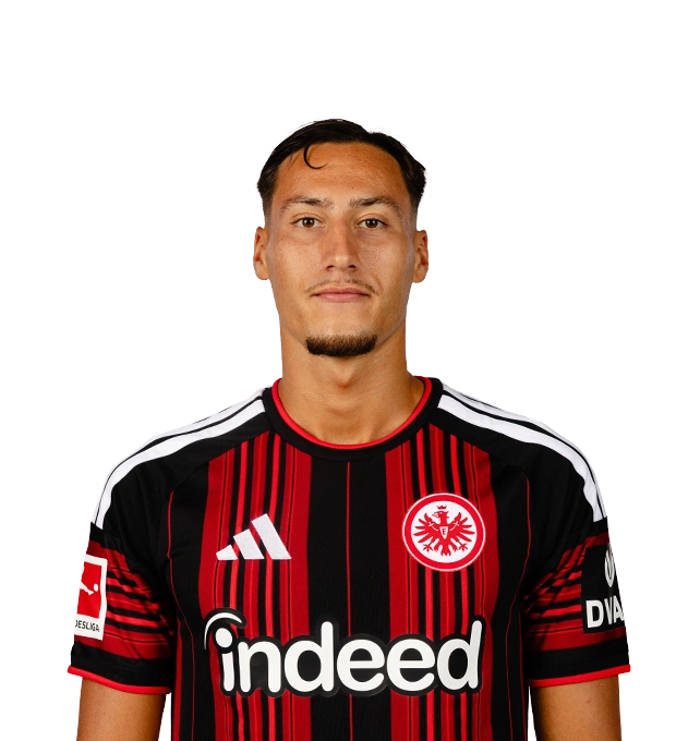 Mann mit dunklen Haaren, schmalem Schnurrbart und Kinnbart trägt ein Eintracht Frankfurt Trikot.
