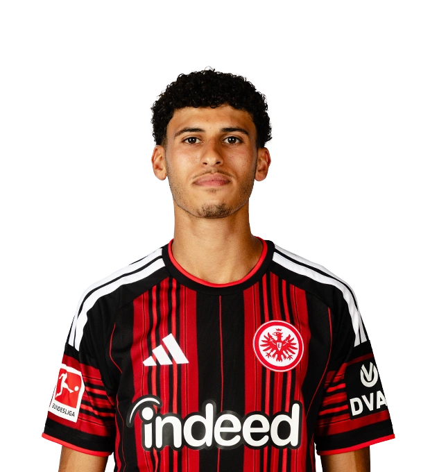 Dunkle Locken, schmaler Schnurrbart und kurzer Kinnbart kennzeichnen den Spieler im schwarz-roten Eintracht Frankfurt Trikot.