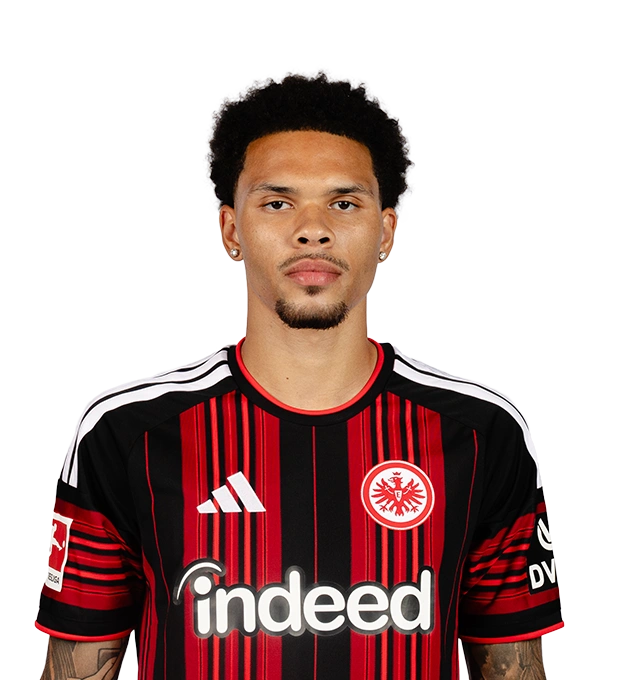 Kurze schwarze Locken, Kinnbart und Ohrstecker trägt der Spieler im schwarz roten Eintracht Frankfurt Trikot.