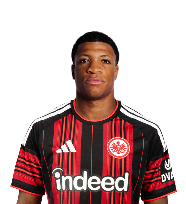 Mit kurzen schwarzen Haaren blickt ein Mann im Eintracht Frankfurt Trikot mit neutralem Gesichtsausdruck nach vorn.