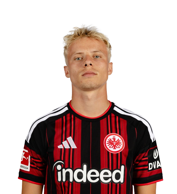 Kurze blonde Haare und helle Augen hat der Mann im schwarz-roten Fußballtrikot der Eintracht Frankfurt.