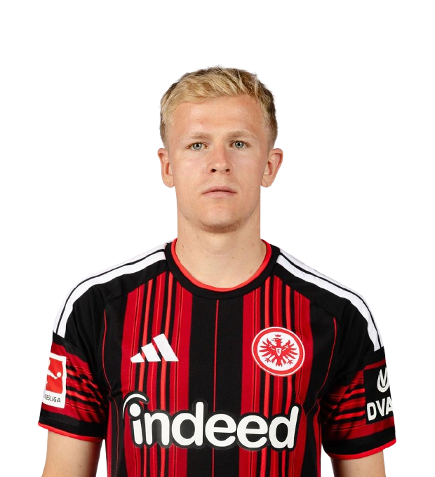 Mit kurzen blonden Haaren und hellem Teint blickt ein Mann im schwarz-roten Eintracht Frankfurt Trikot nach vorn.