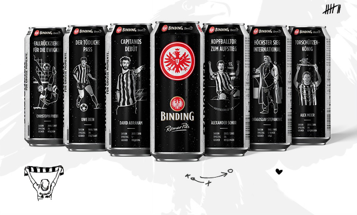 Sieben Getränkedose der Marke Binding Römer Pils mit Illustrationen von bekannten Spielern des Vereins Eintracht Frankfurt stehen nebeneinander.