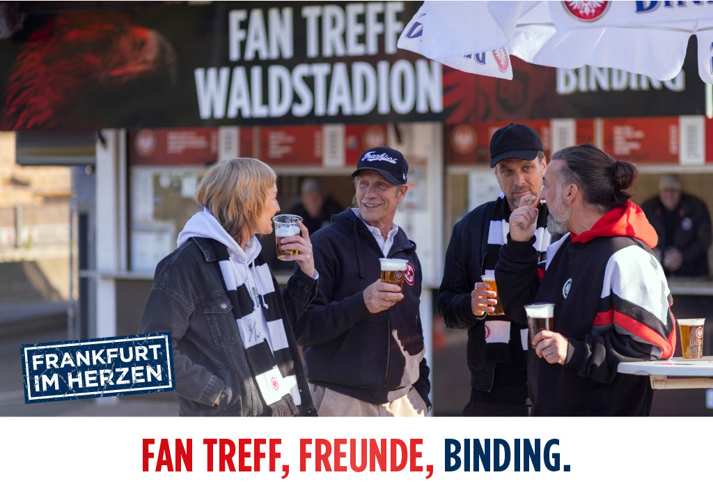 Vor dem Fan Treff Waldstadion stehen vier Eintrach Frankfurt Fans mit Binding Bier.